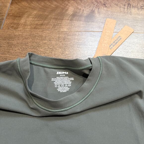 SKIMS Women's Fits Everybody Short Sleeve T-Shirt Gunmetal size Small NWT - Picture 2 of 3